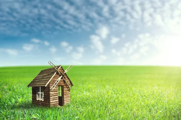 Fantástico Paisaje Rural Con Cabaña Madera Colinas Verdes Nubes Blancas —  Fotos de Stock