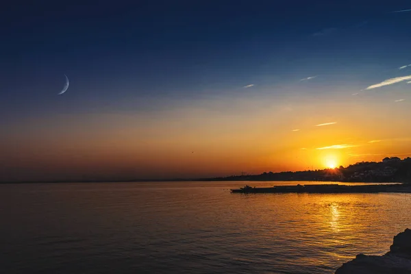 Krásné Letní Soumrak Nad Mořskou Hladinou Přírodní Pozadí — Stock fotografie