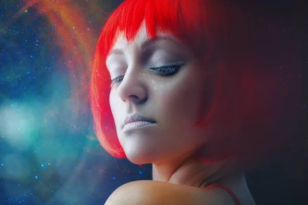 深宇宙の美しさ 赤いかつらと幻想的な女性の肖像画 背景として宇宙 — ストック写真
