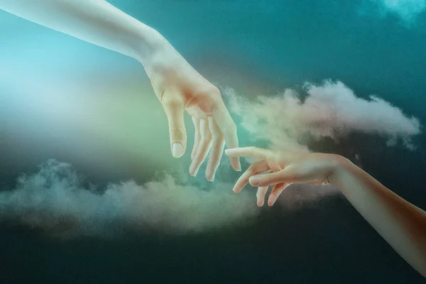 Menschlichkeit Abstrakte Hintergründe Ein Paar Hände Gegen Den Himmel — Stockfoto