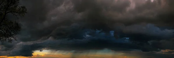 Die Letzten Minuten Vor Dem Sturm Dramatischer Himmel Unter Dem — Stockfoto