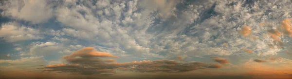 Gyllene Skymning Dramatisk Himmel Kvällshavet — Stockfoto