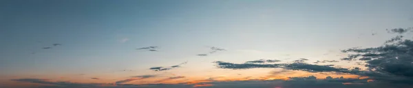 Crepúsculo Oro Cielo Dramático Bajo Mar Tarde — Foto de Stock