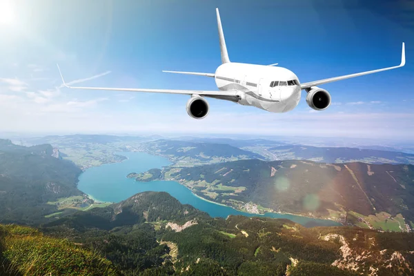 Flugzeug Fliegt Über Die Berge Mit Blick Auf Den Sonnenhintergrund — Stockfoto