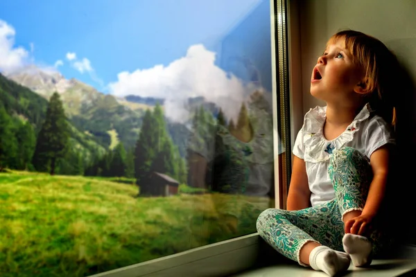 Dítě Dívá Okně Jaro — Stock fotografie