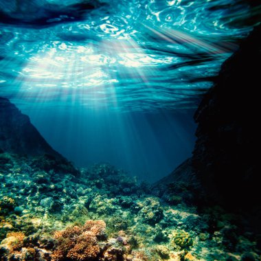 su altında sahilde kum arka plan