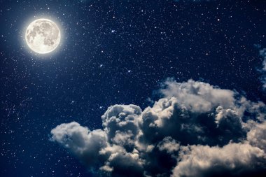 Geceleyin gökyüzünde yıldızlar, ay ve bulutlar. Bu görüntünün elementleri NASA tarafından desteklenmektedir