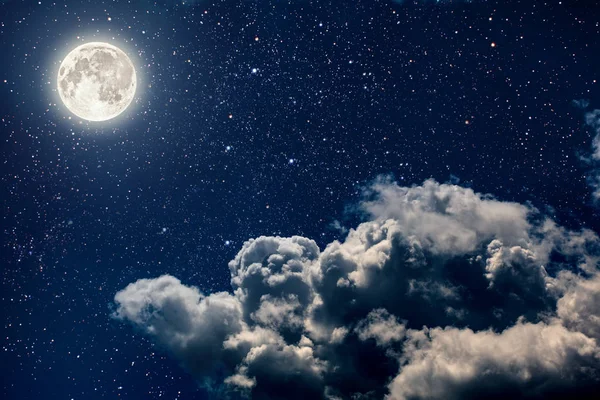 背景夜空に星と月と雲 Nasaによって提供されたこの画像の要素 — ストック写真