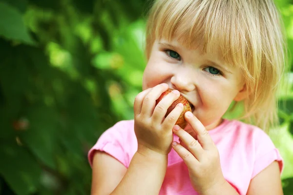 Een Meisje Eet Een Appel — Stockfoto