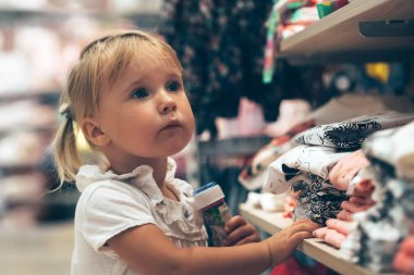 Çocuk şeyler deposundaki seçer