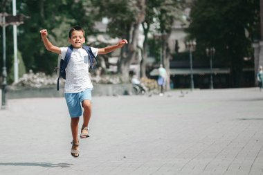 çocuk okula çalışır