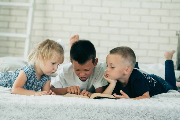 Bambini Leggono Una Bibbia Sul Letto — Foto Stock