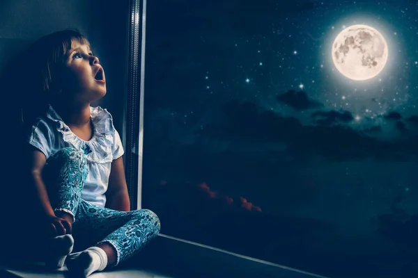 Niño Mira Por Ventana Hacia Cielo Nocturno —  Fotos de Stock