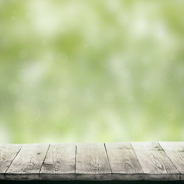 Деревянный стол на белом фоне