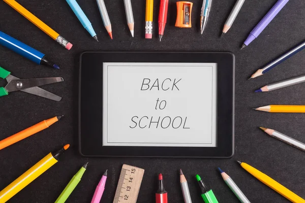 Schoolbenodigdheden op schoolbord — Stockfoto