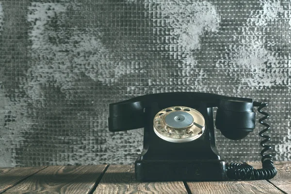 Telefone velho na madeira — Fotografia de Stock