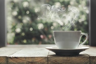 bir kahve bir ahşap pencere pervazına değil