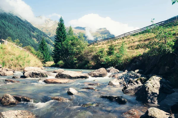 Ruscello in montagna — Foto Stock