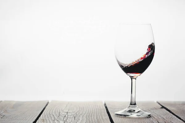 Vino rosso versato in un bicchiere — Foto Stock