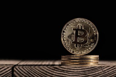 siyah arka planlar üzerinde bitcoin