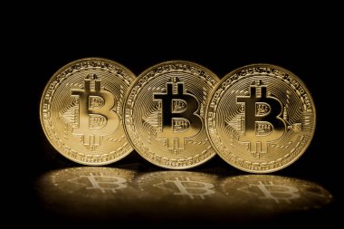 siyah arka plan üzerine bir bitcoin para