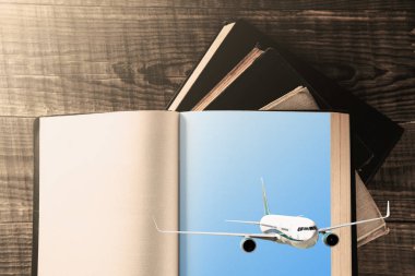 ahşap arka plan üzerine bir kitap