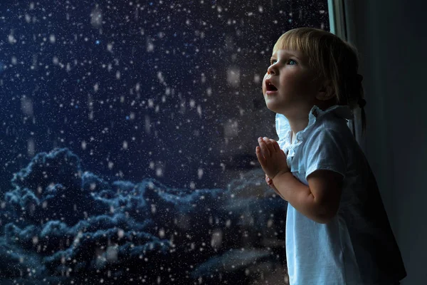 아이는 크리스마스 날에 창 밖으로 보이는 — 스톡 사진