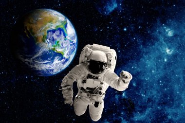 astronot uzayda dünya üzerinde uçar. 