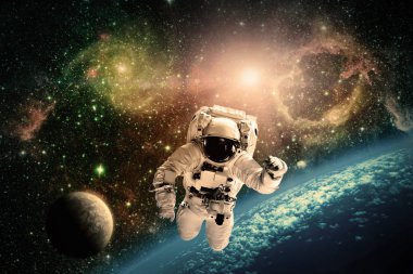 astronot uzayda dünya üzerinde uçar.