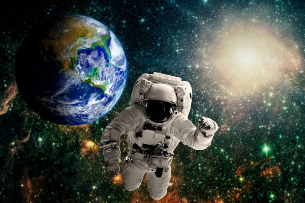 Astronaut fliegt im All über die Erde. — Stockfoto