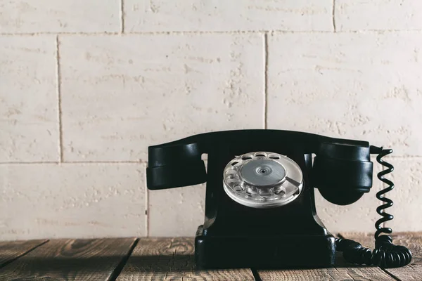 Starý telefon na dřevo — Stock fotografie