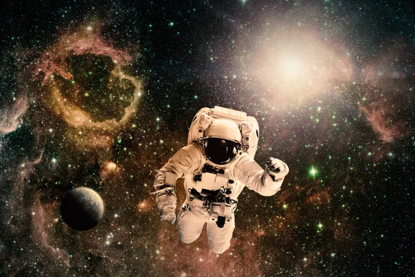 宇宙飛行士が宇宙で地球を飛ぶ. — ストック写真