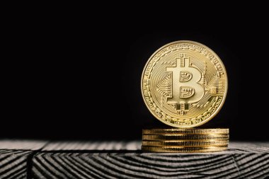 siyah arka planlar üzerinde bitcoin
