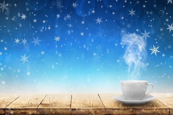 Gorąca kawa na stole na tle zima — Zdjęcie stockowe