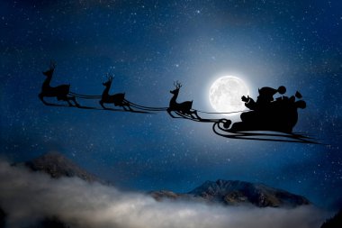 Gökyüzünün arka planında uçan gotik bir Noel Baba 'nın silüeti.