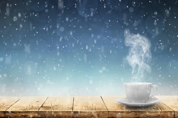 Un caffè caldo sul tavolo su sfondo invernale — Foto Stock