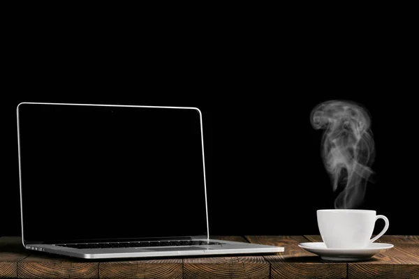 Um local de trabalho com laptop e café — Fotografia de Stock