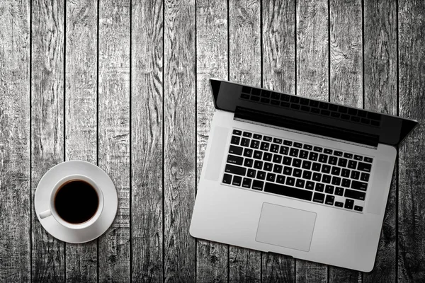Egy munkahelyen, a laptop és a kávé — Stock Fotó