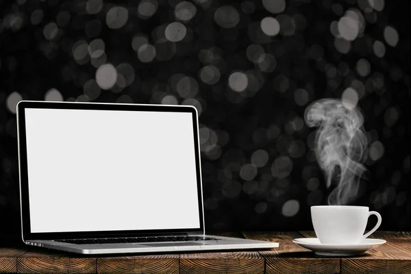 Um local de trabalho com laptop e café — Fotografia de Stock