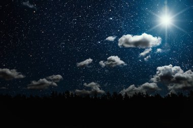 Arkaplan yıldızlı ve bulutlu gece gökyüzü.