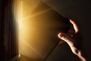 siyah arka plan üzerinde sihirli kitap