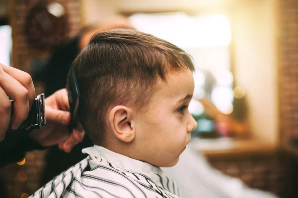 Das Kind ist Frisuren — Stockfoto