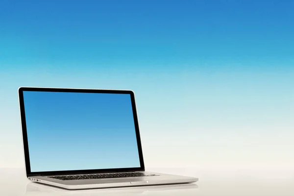 흰색 배경에 고립 된 현대 노트북 컴퓨터 — 스톡 사진