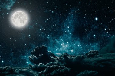 Arkaplan gece gökyüzü yıldızlar, ay ve bulutlarla