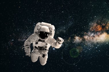astronot uzayda dünya üzerinde uçar. 