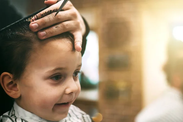 Dziecko jest cięcie fryzury — Zdjęcie stockowe