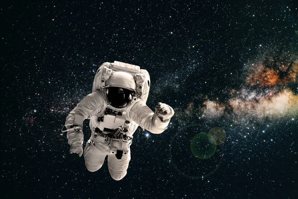 Astronaut flyger över jorden i rymden. — Stockfoto