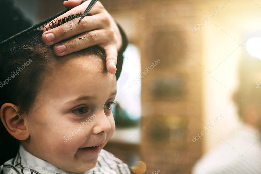The child is being cut hairstyles 