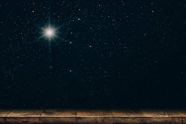 Achtergrond nachtelijke hemel met sterren, maan en wolken. houten vloer. — Stockfoto