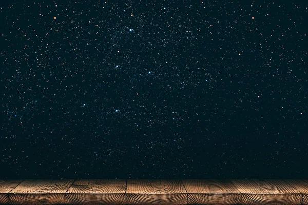 Pozadí noční obloha s hvězdami, měsícem a mraky. dřevěná podlaha. — Stock fotografie